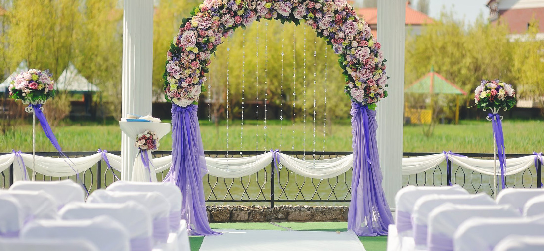 Freie Hochzeit und Trauung mit Blumenbogen